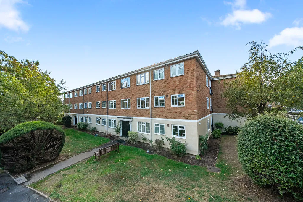 2 bed flat for sale, Gainsborough Court, Walton-On-Thames, KT12