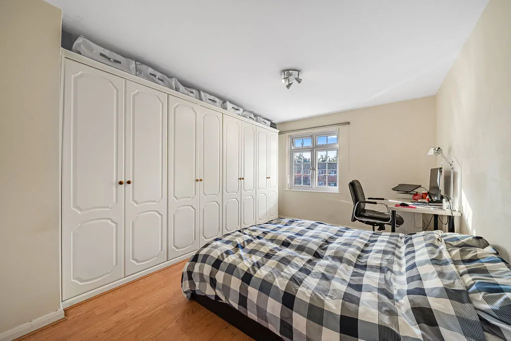 Gainsborough Court, Walton-On-Thames, KT12, photo 5