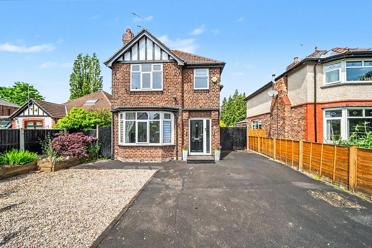 4 bed property for sale, Warrington Road, Northwich