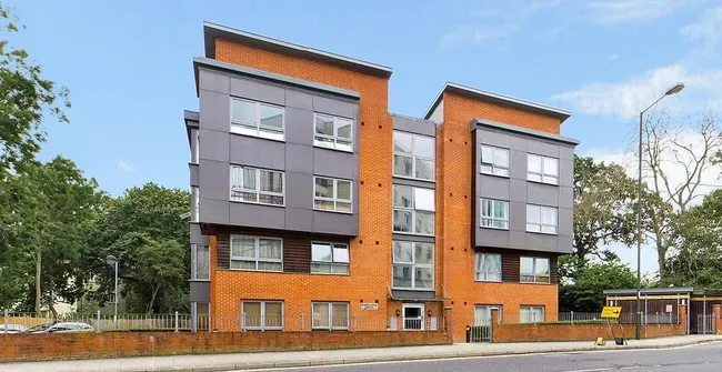 2 bed flat for sale — Old Meadow House, Town Centre