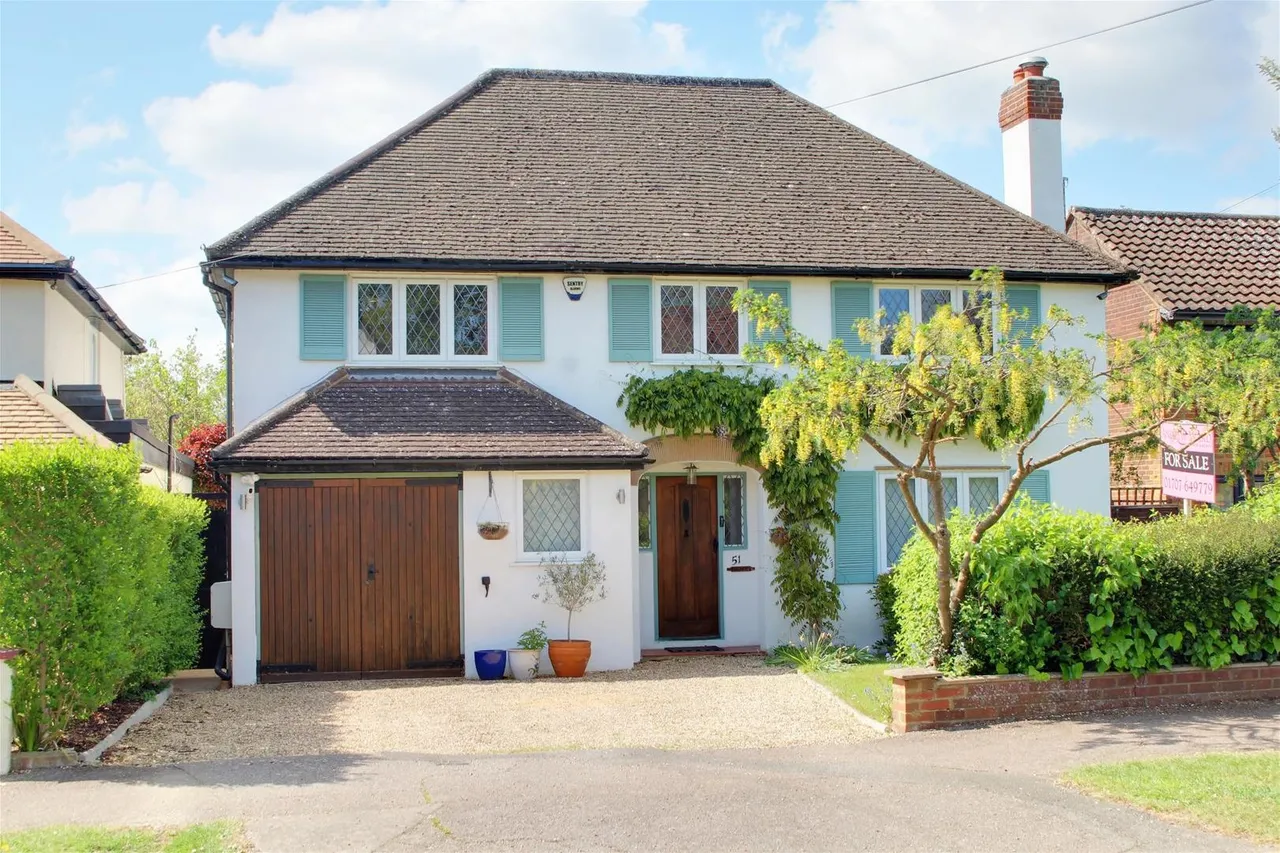 4 bed house for sale — Bradmore Way, Brookmans Park, Hertfordshire AL9 7QY