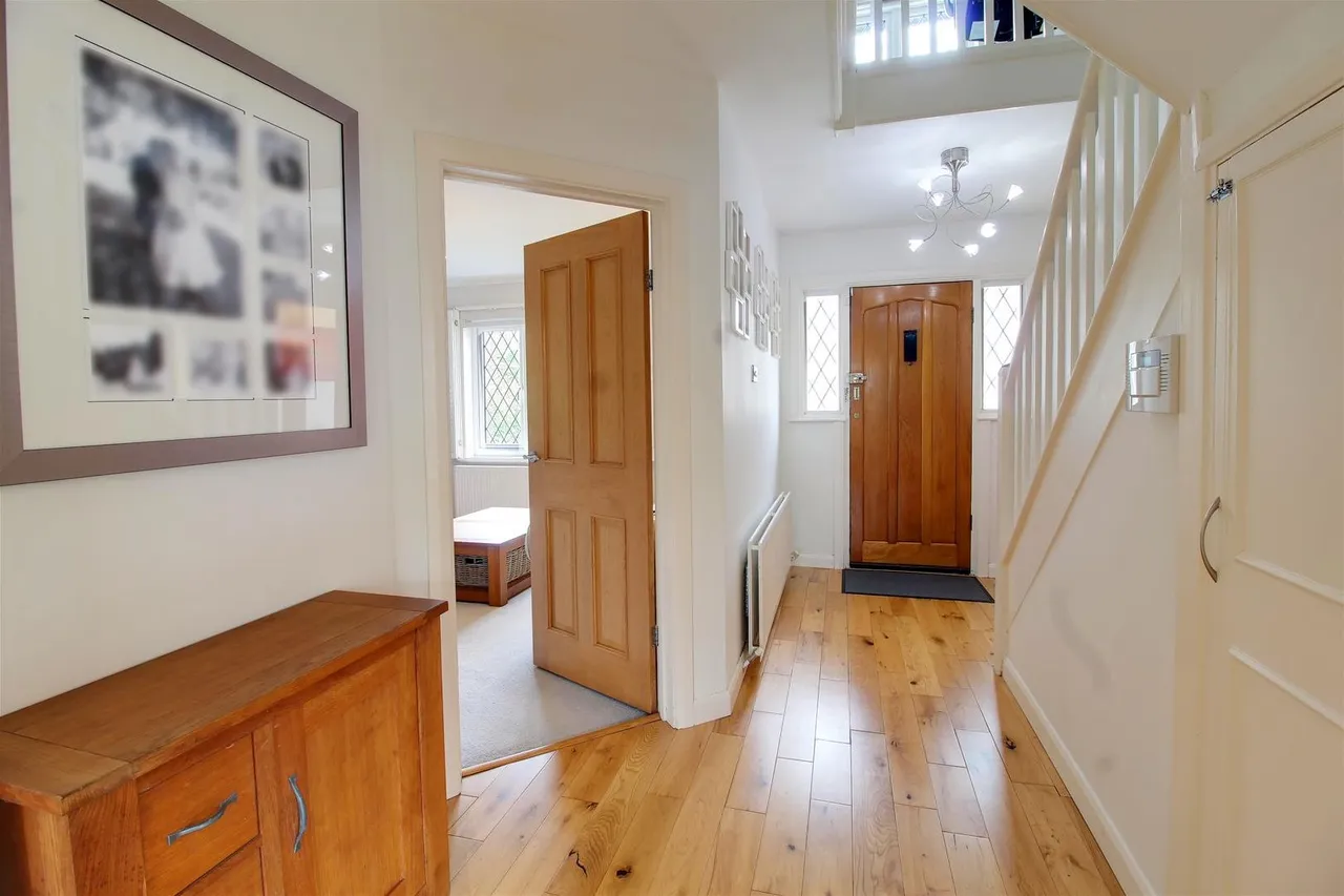 Bradmore Way, Brookmans Park, Hertfordshire AL9 7QY, photo 5