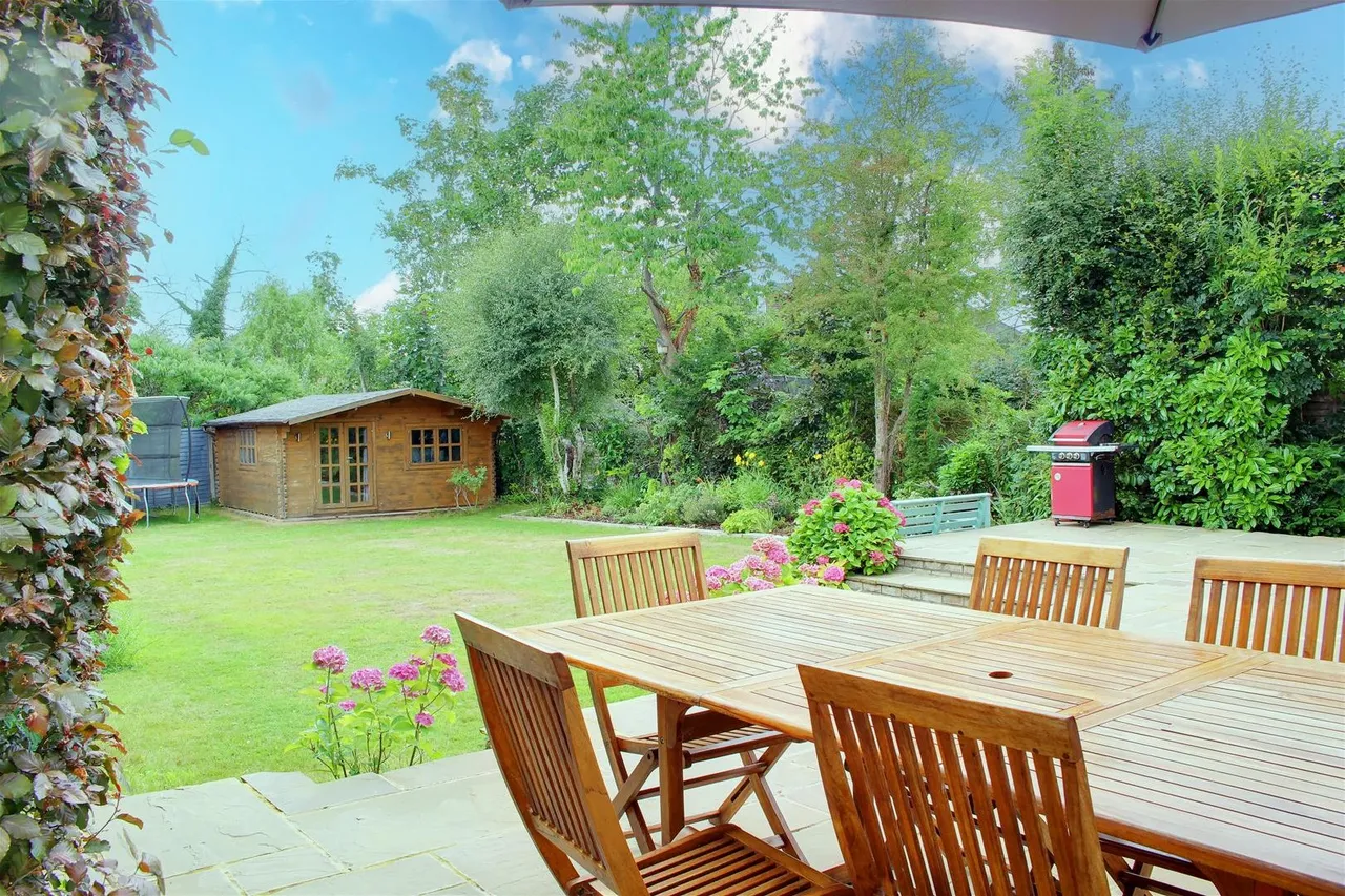 Bradmore Way, Brookmans Park, Hertfordshire AL9 7QY, photo 19
