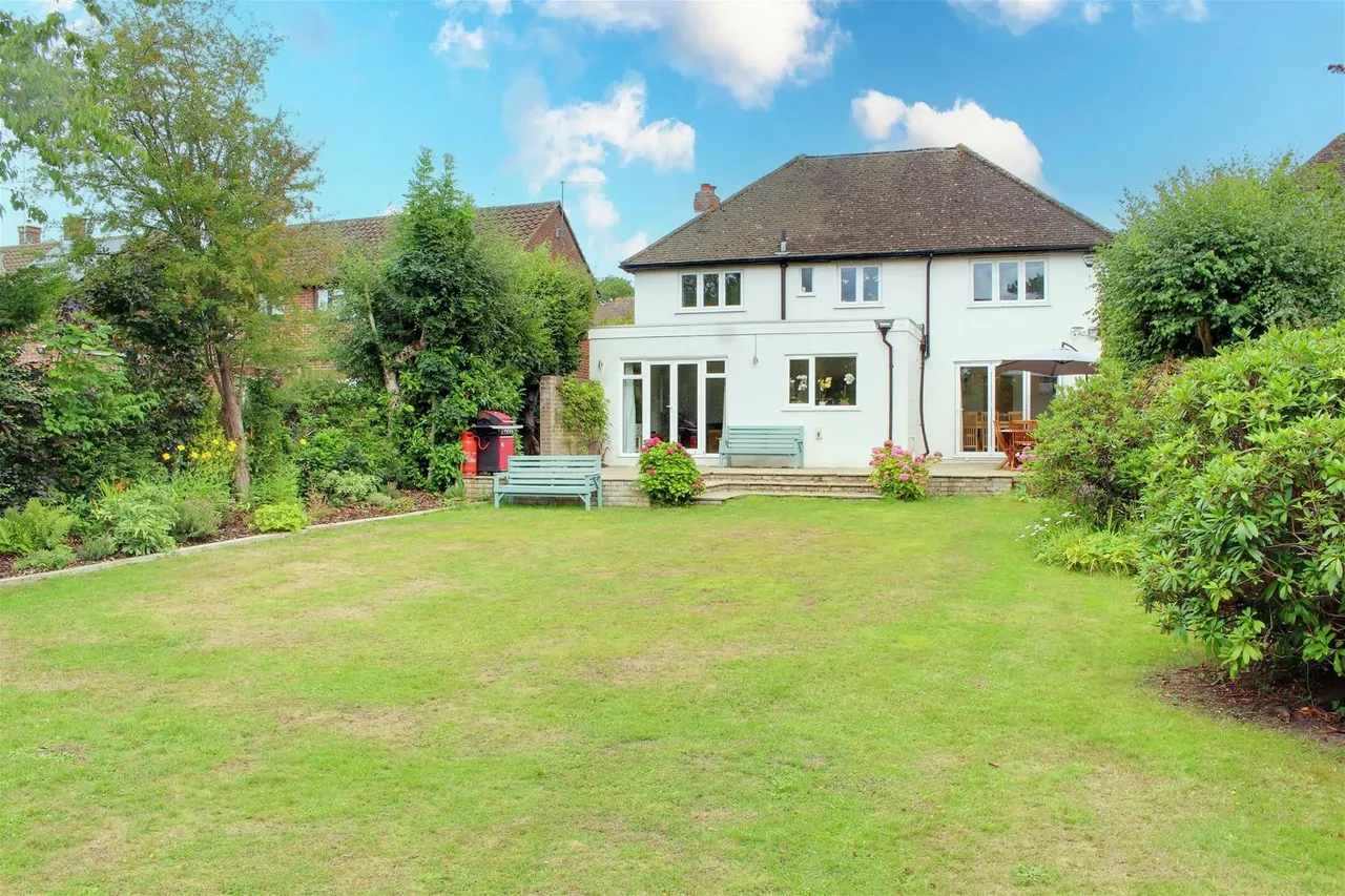 Bradmore Way, Brookmans Park, Hertfordshire AL9 7QY, photo 4