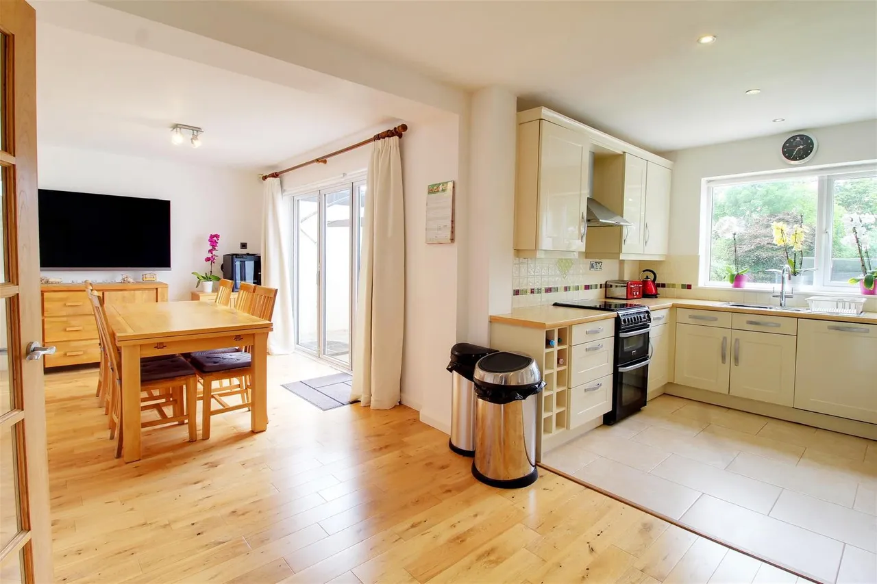 Bradmore Way, Brookmans Park, Hertfordshire AL9 7QY, photo 3