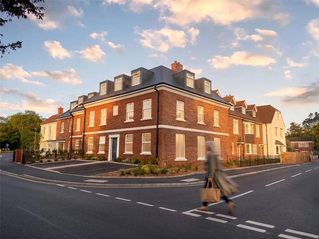 2 bed flat for sale, Vicarage Road, Yateley, GU46