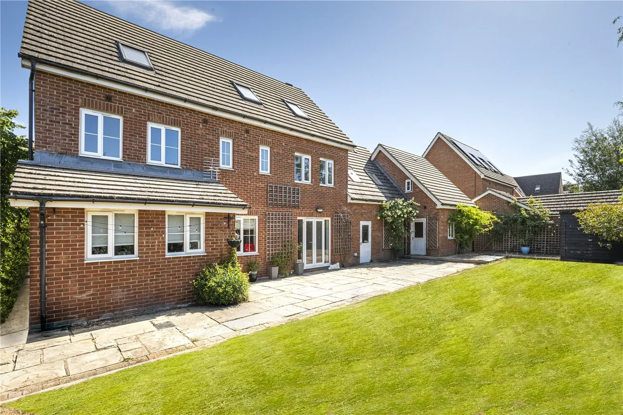 Exceptional Six-Bedroom Detached Family Home with Self-Contained Annexe and Direct Access to Cambourne Eco Park, photo 17