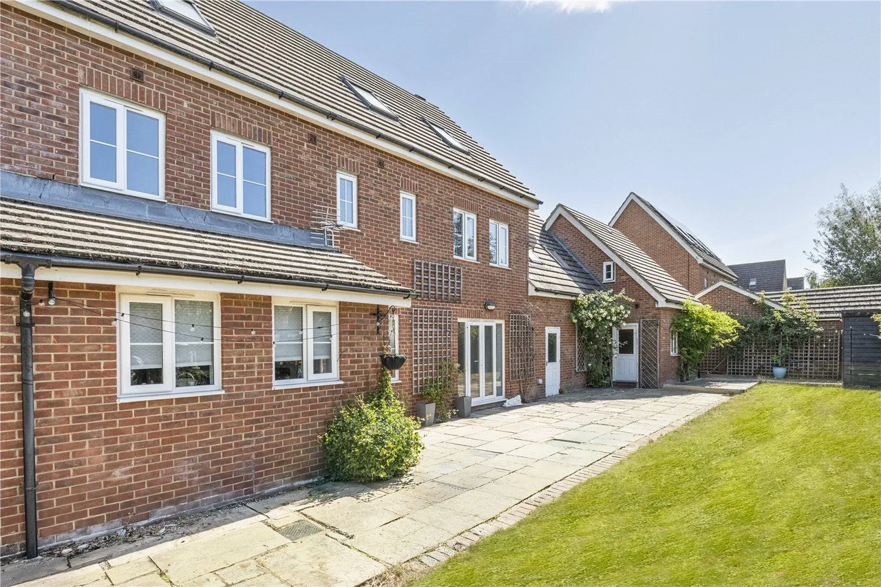 Exceptional Six-Bedroom Detached Family Home with Self-Contained Annexe and Direct Access to Cambourne Eco Park, photo 45
