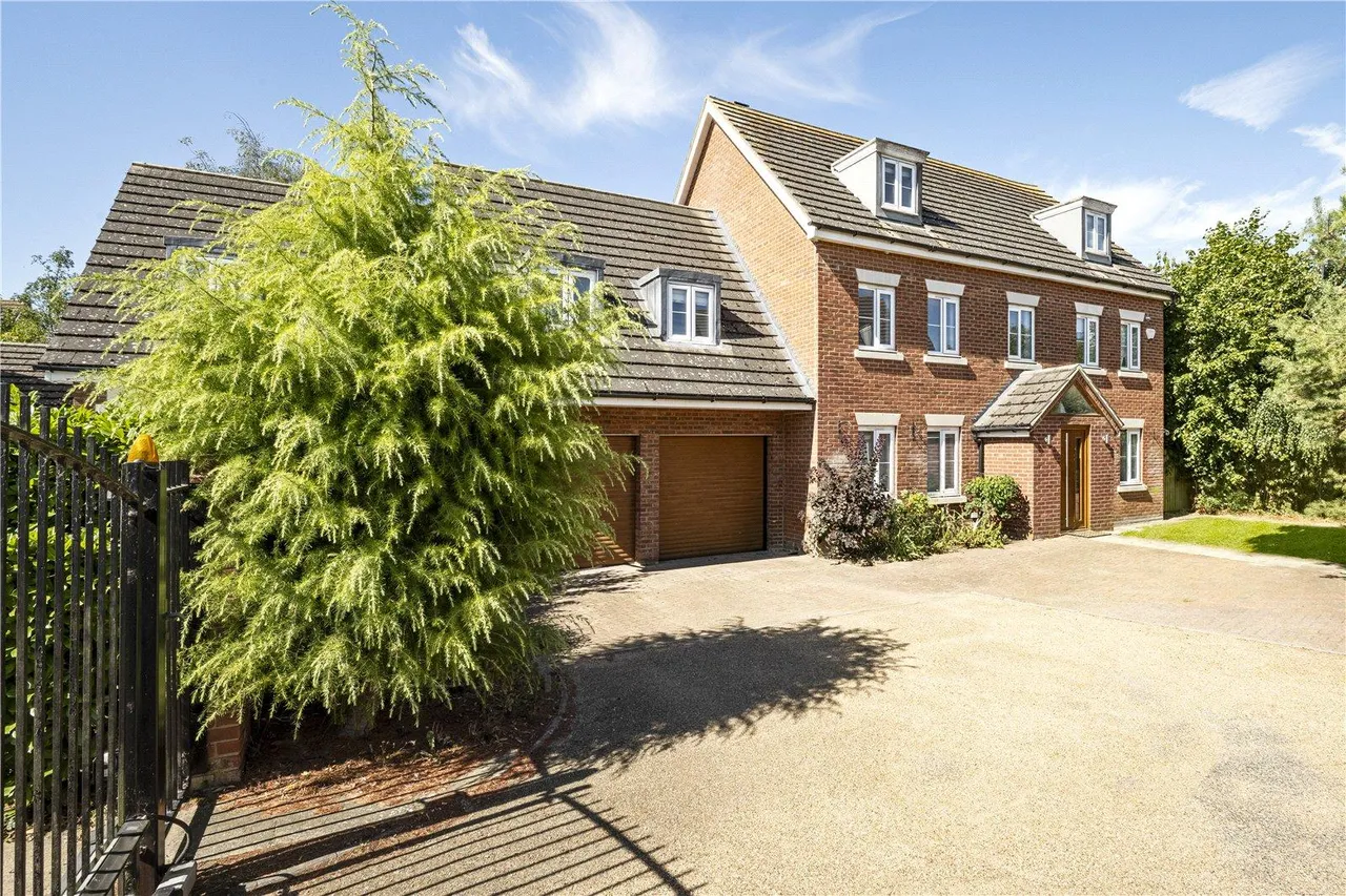 Exceptional Six-Bedroom Detached Family Home with Self-Contained Annexe and Direct Access to Cambourne Eco Park, photo 43