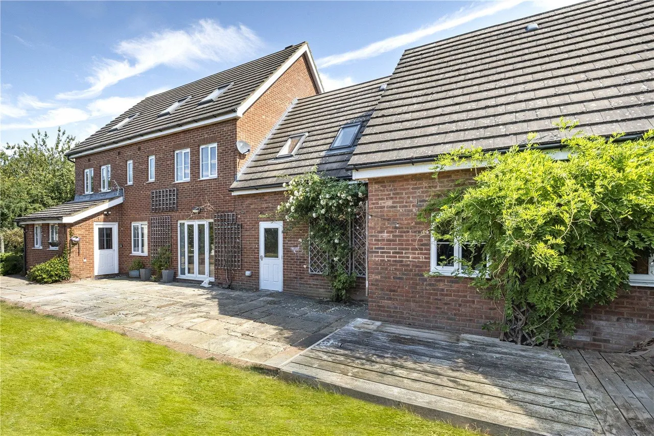 Exceptional Six-Bedroom Detached Family Home with Self-Contained Annexe and Direct Access to Cambourne Eco Park, photo 19