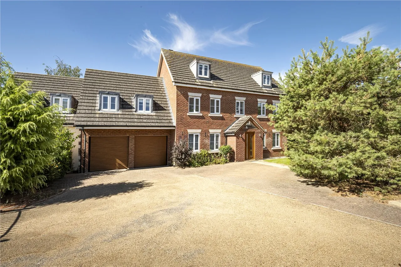 Exceptional Six-Bedroom Detached Family Home with Self-Contained Annexe and Direct Access to Cambourne Eco Park, photo 16