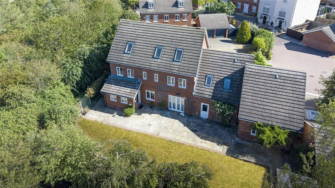 Exceptional Six-Bedroom Detached Family Home with Self-Contained Annexe and Direct Access to Cambourne Eco Park, photo 46