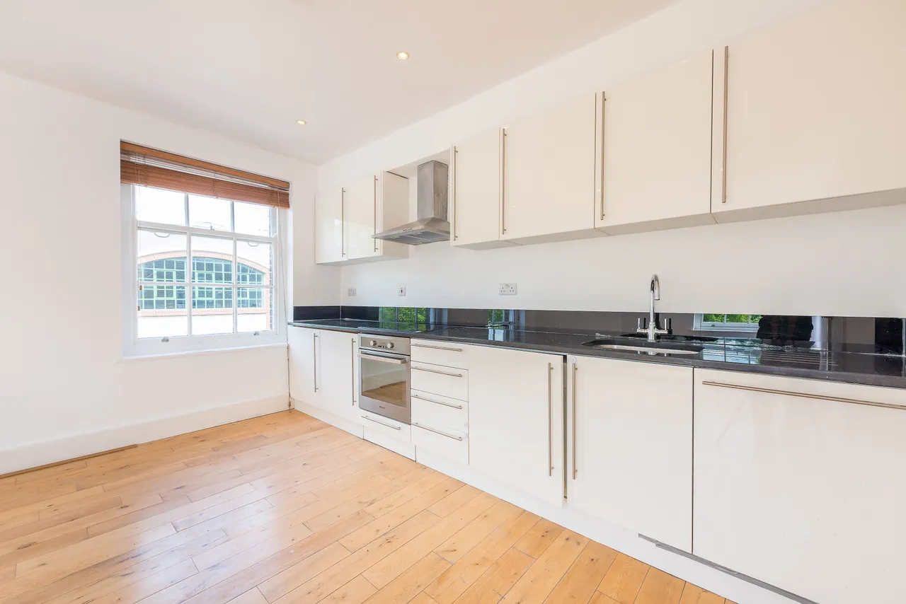 Flat 5, The Green Apartments, 374A Chiswick High Road, London, photo 2