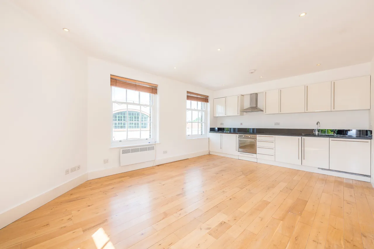 2 bed flat to rent — Flat 5, The Green Apartments, 374A Chiswick High Road, London