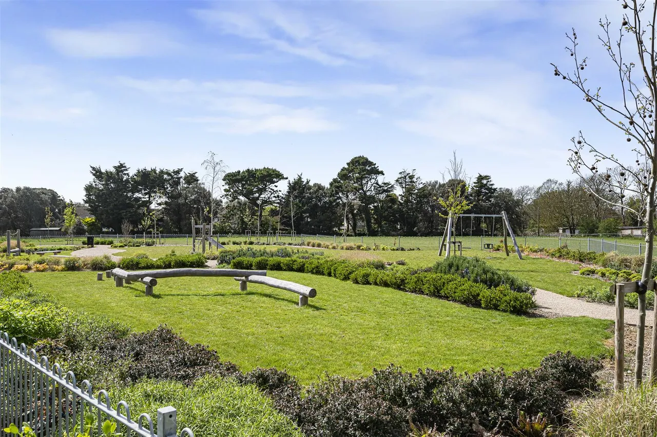 Newlands Place, Seaford, photo 12