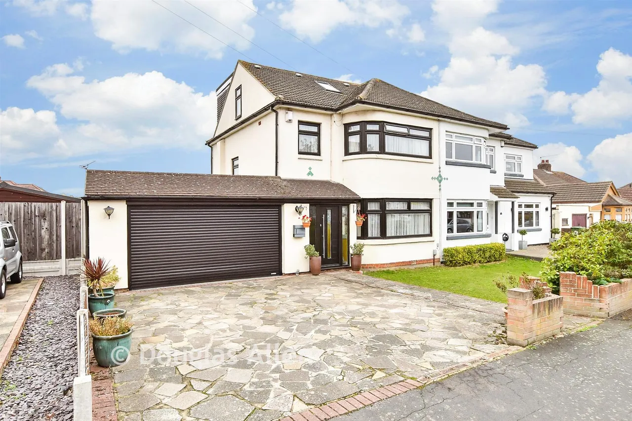 4 bed house for sale, Elmhurst Drive, Hornchurch, RM11