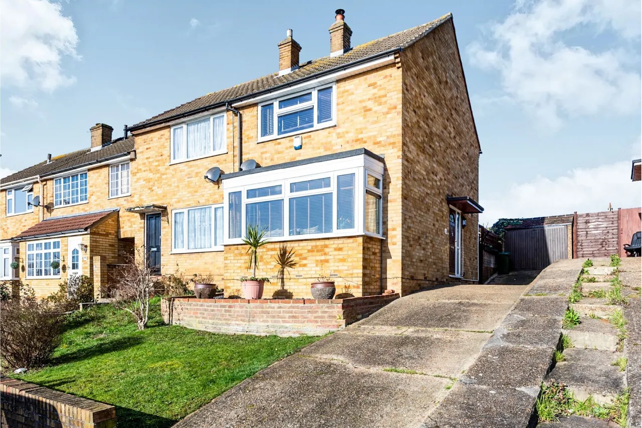 2 bed house for sale — Grange Road, Romford, RM3