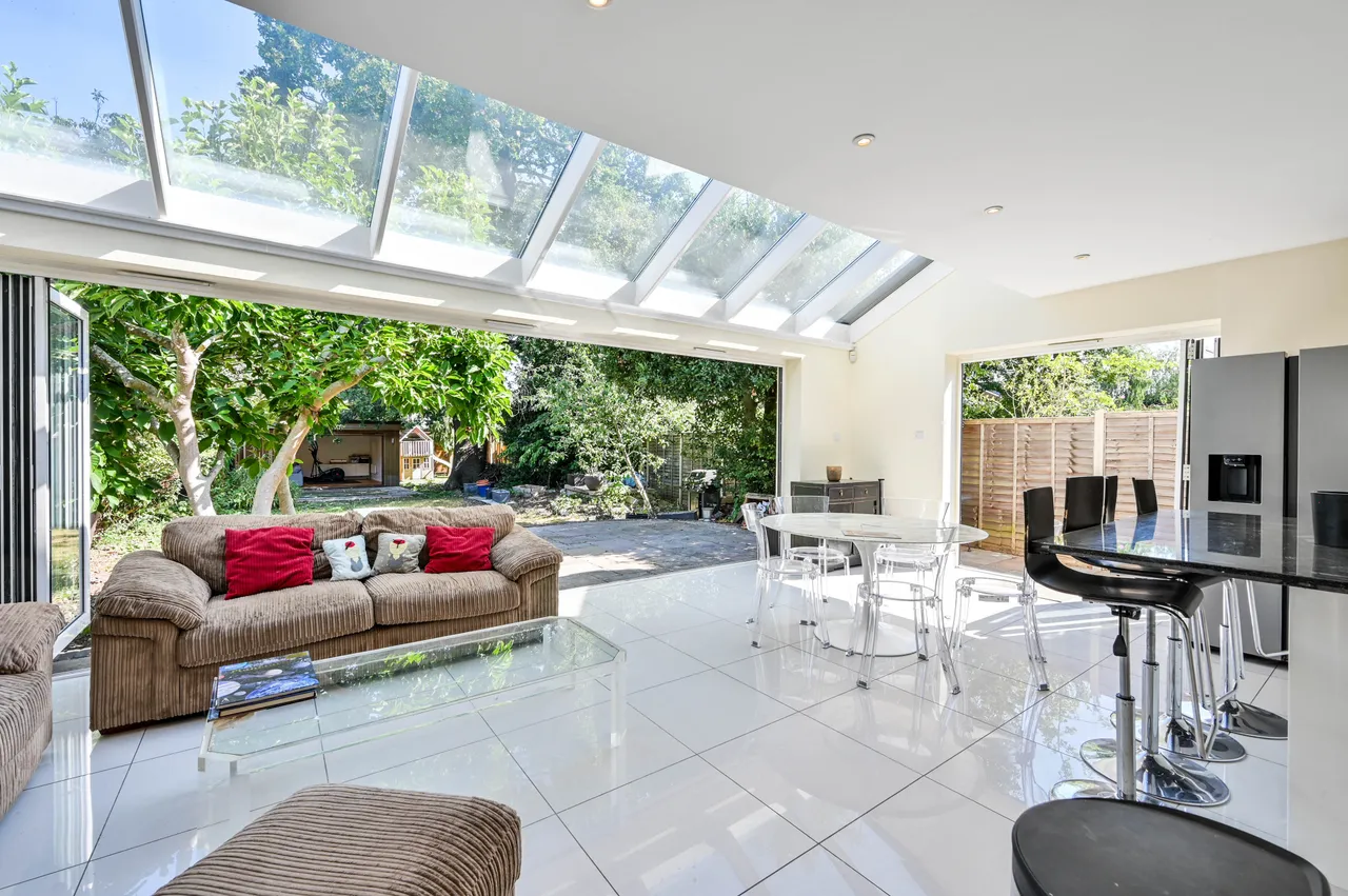 11 Clinton Avenue, East Molesey, photo 2