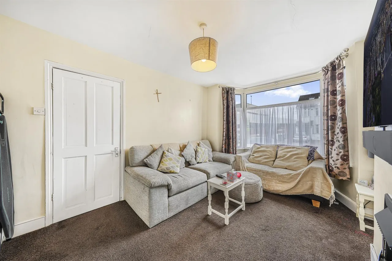 Hall Lane, Chingford, E4 8EU, photo 3