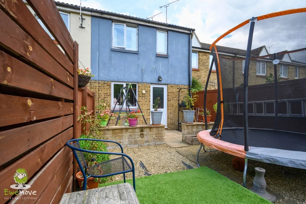 Bedroom house, with driveway parking, SN25, photo 11