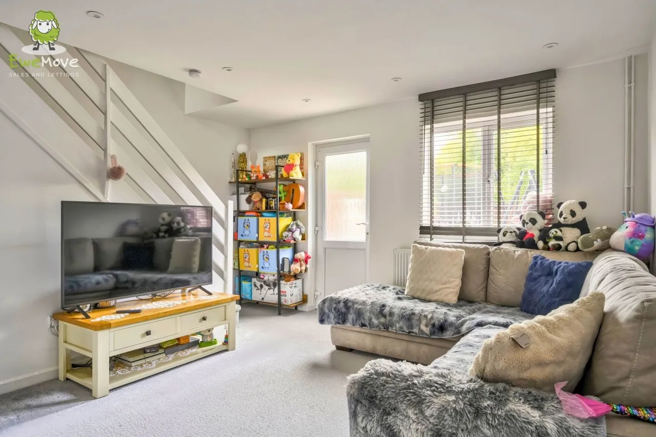 Bedroom house, with driveway parking, SN25, photo 3