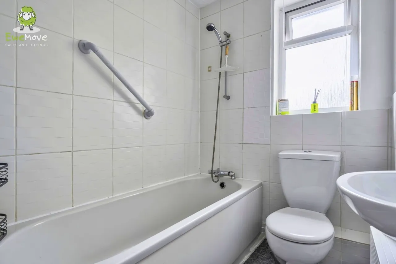 Bedroom house, with driveway parking, SN25, photo 8