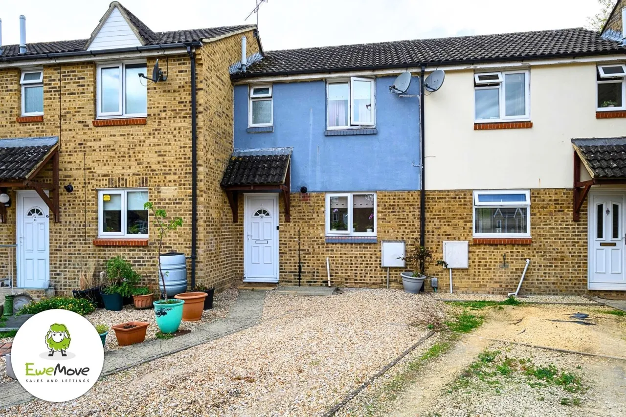 2 bed house for sale, Bedroom house, with driveway parking, SN25
