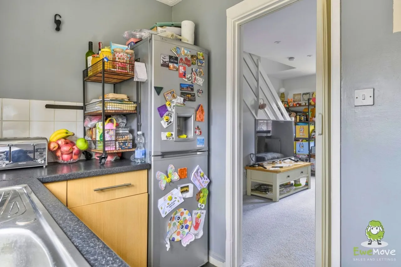 Bedroom house, with driveway parking, SN25, photo 6