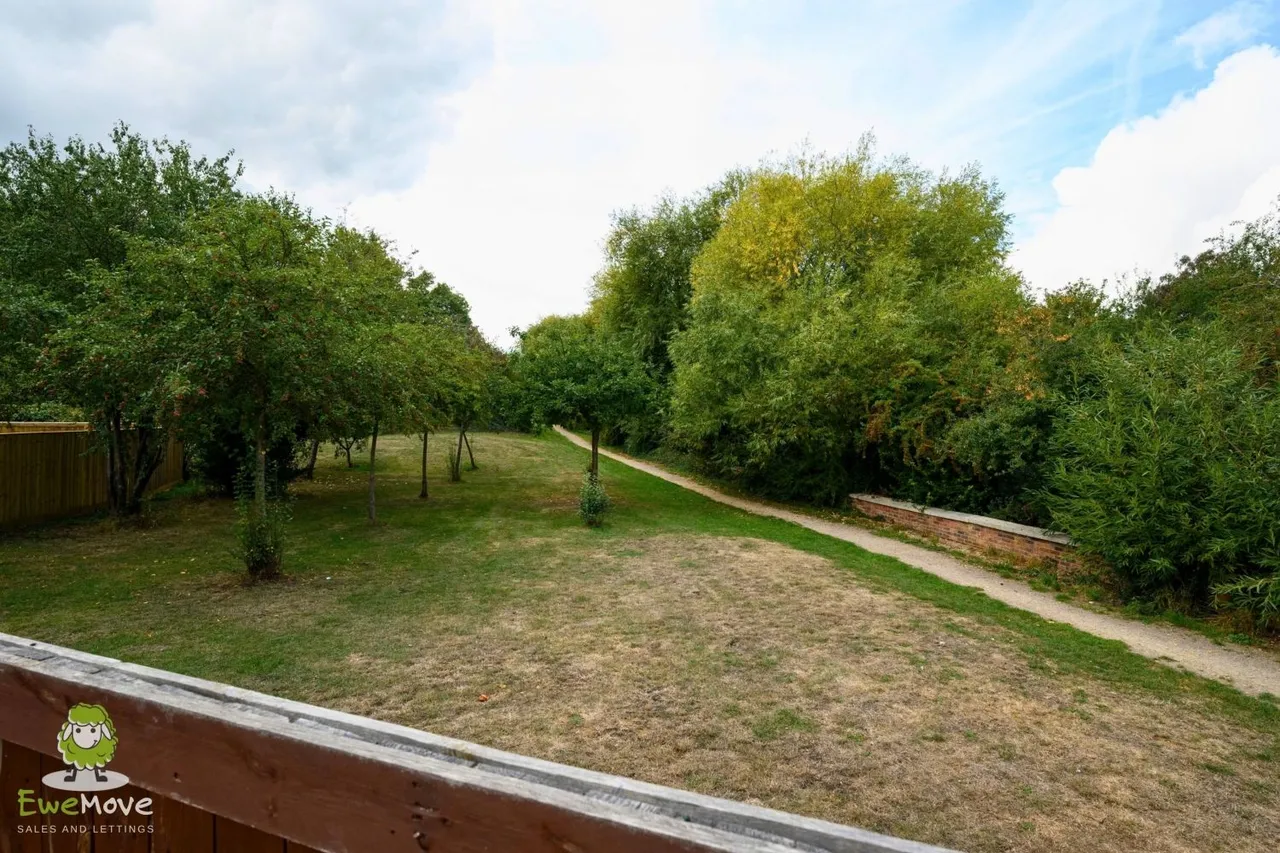 Bedroom house, with driveway parking, SN25, photo 7