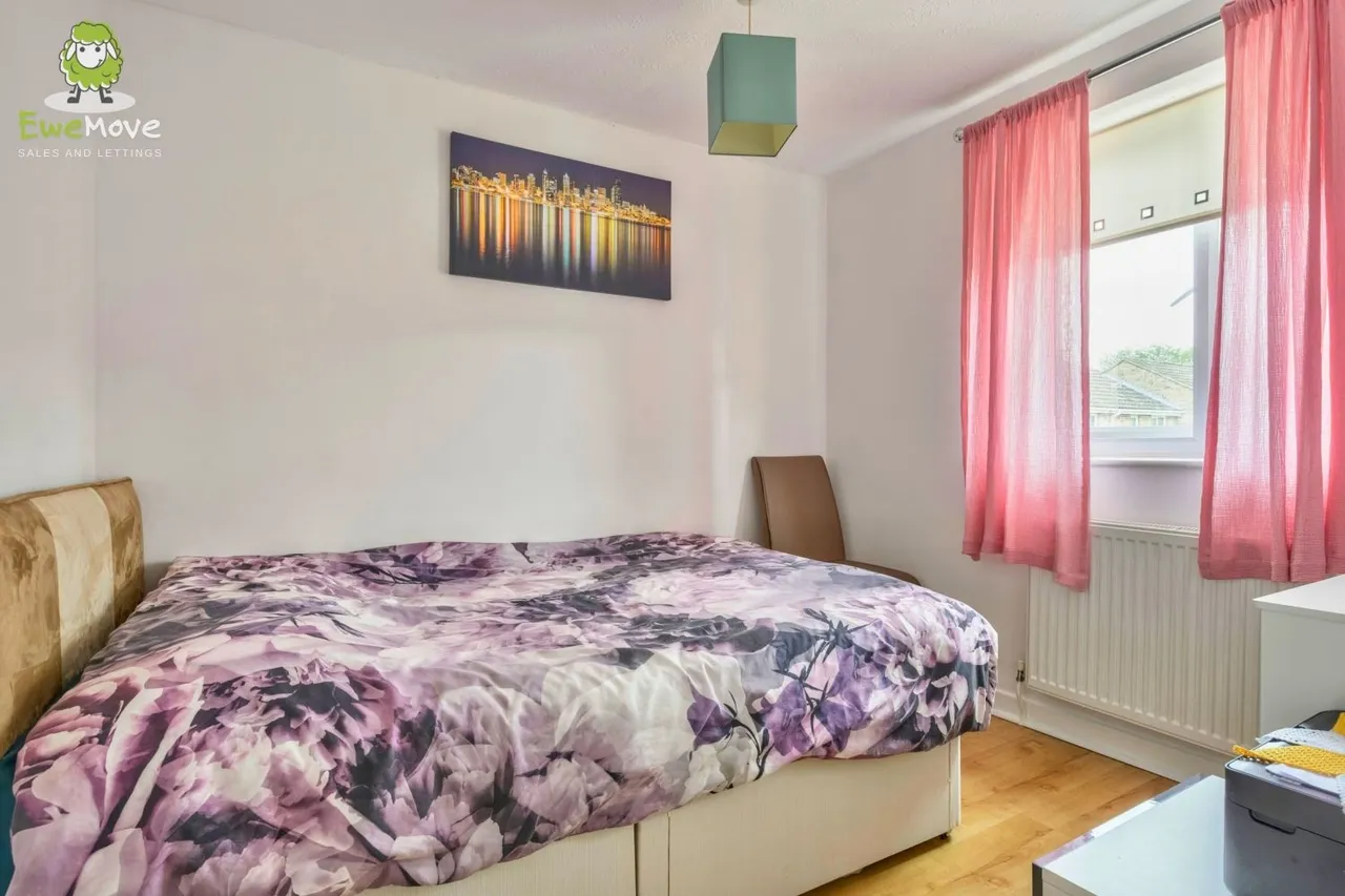 Bedroom house, with driveway parking, SN25, photo 10