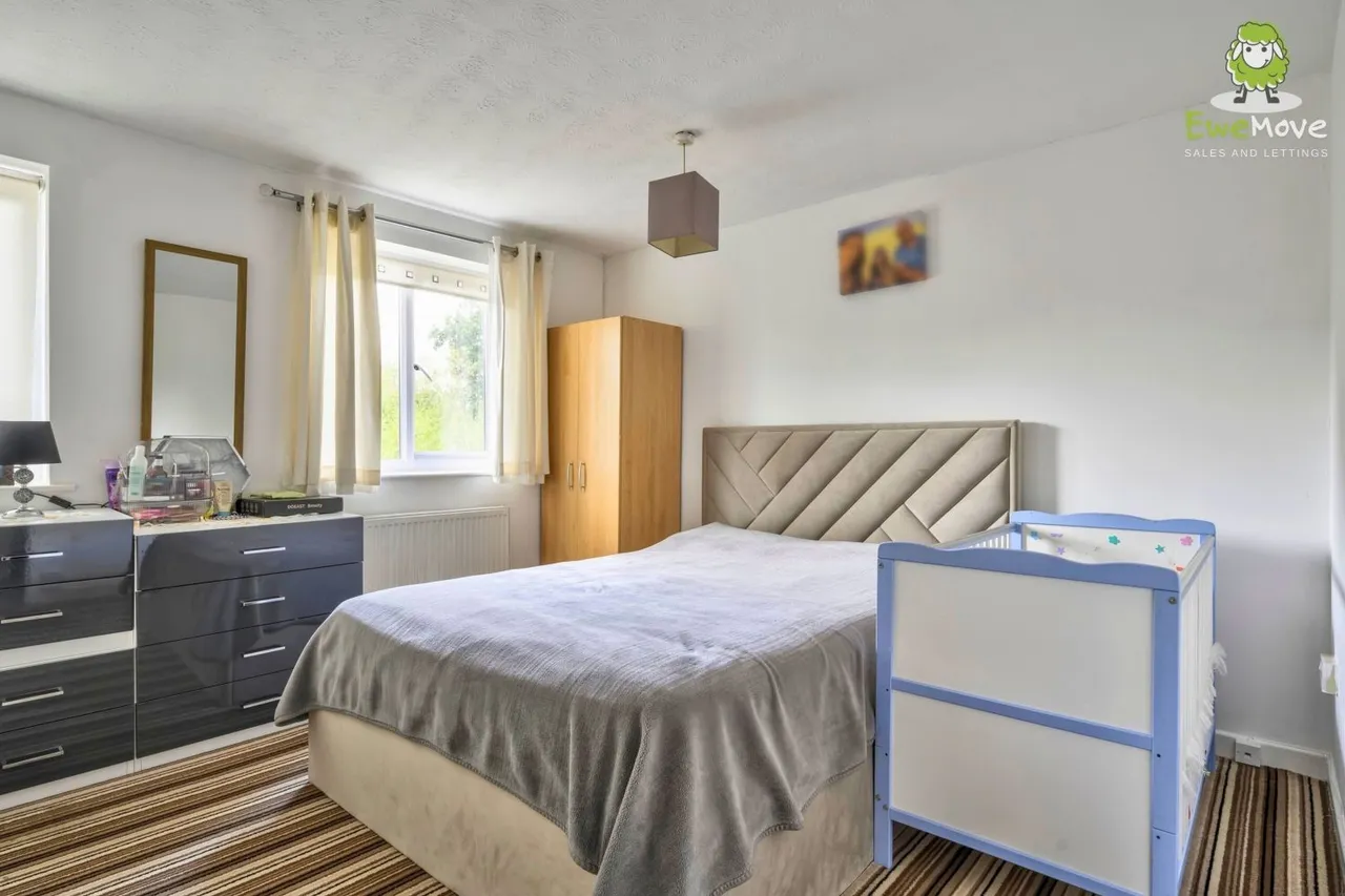 Bedroom house, with driveway parking, SN25, photo 9