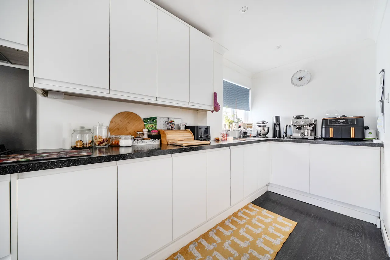 2 Ashbury Crescent, Guildford, photo 9