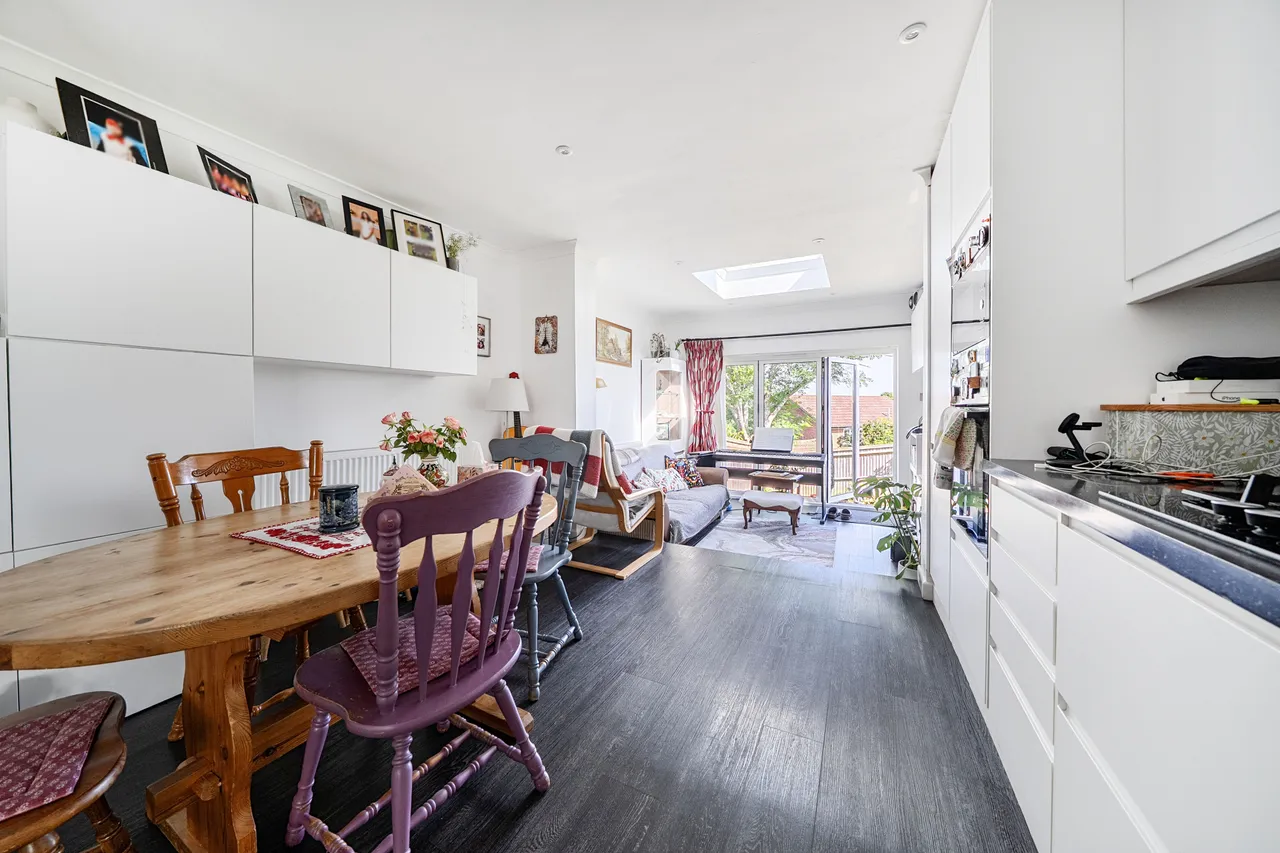 2 Ashbury Crescent, Guildford, photo 3
