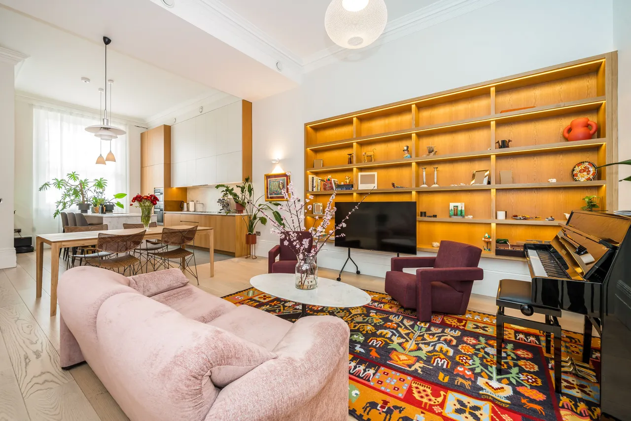 3 bed flat for sale — 68b Warwick Square, London