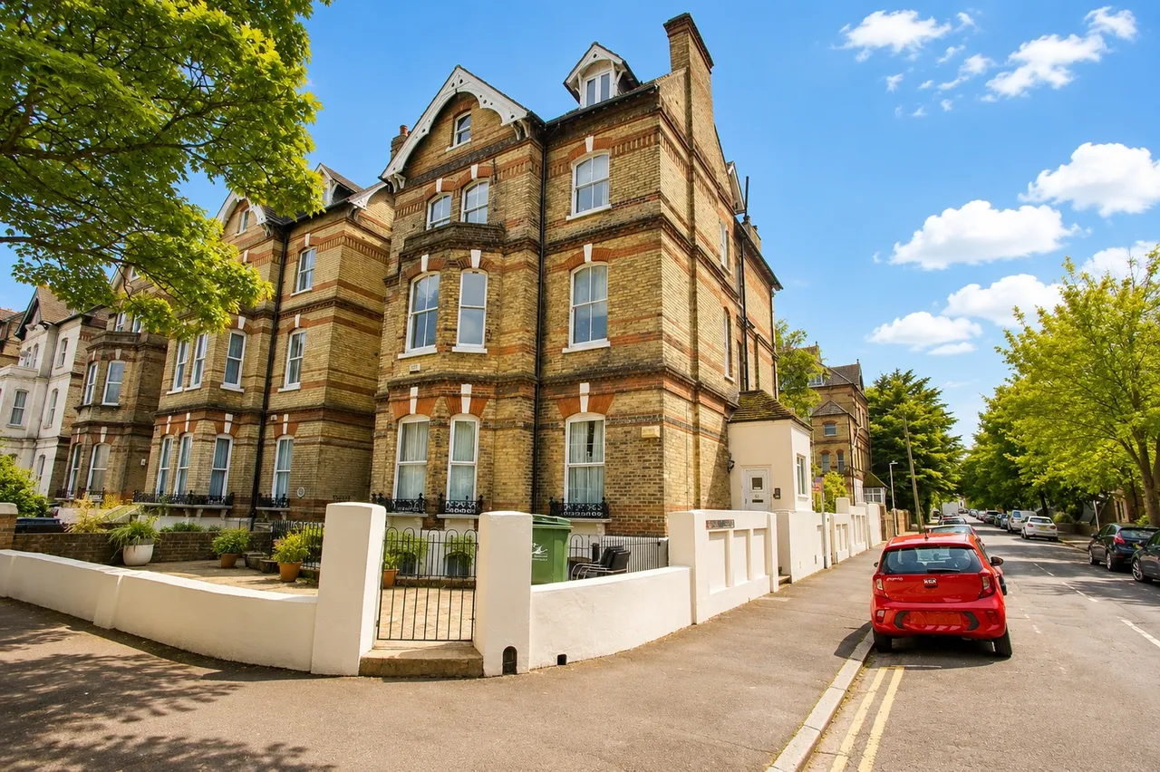 3 bed flat for sale, Earls Avenue, Folkestone, CT20