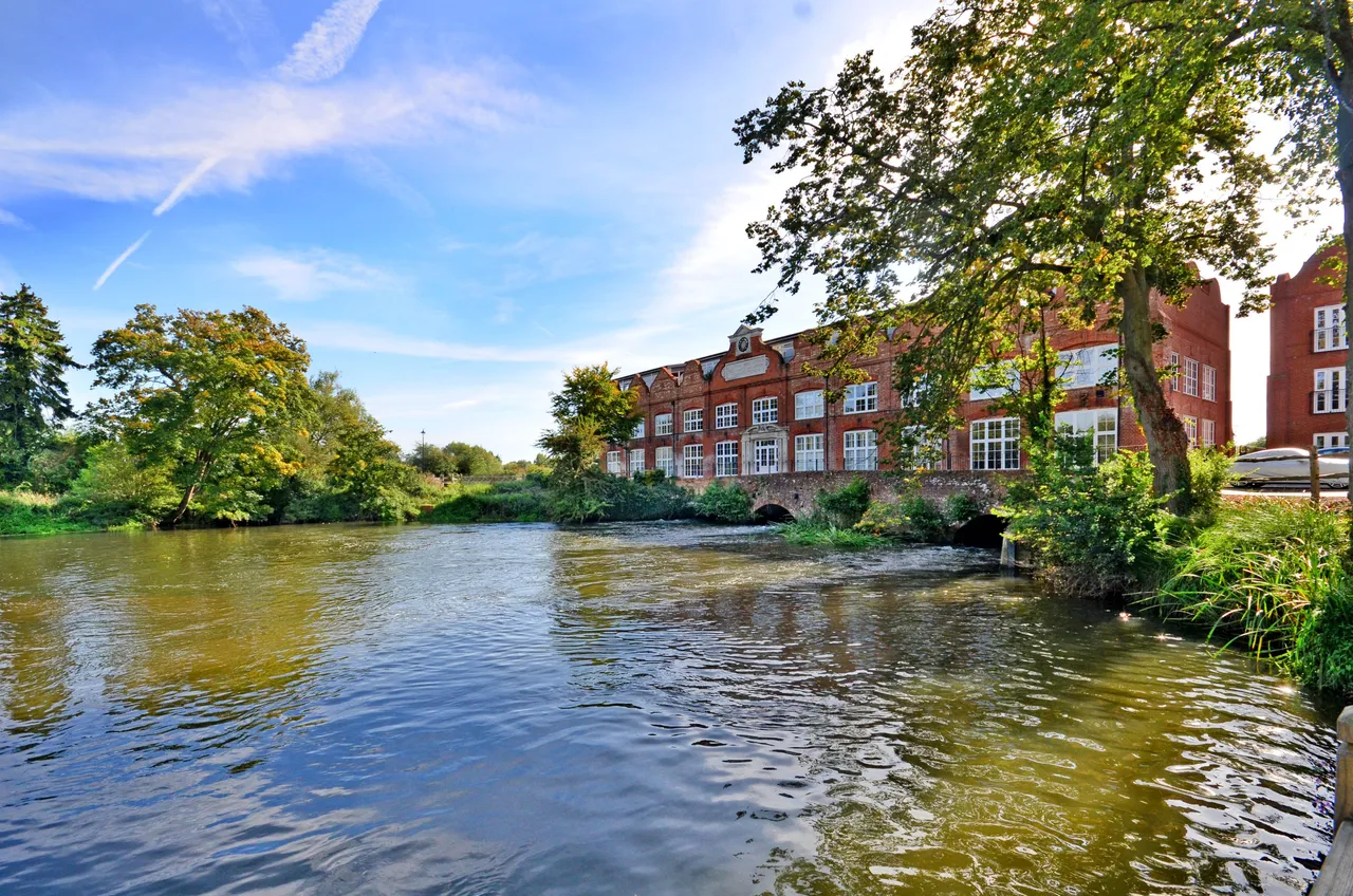 2 bed flat to rent — 3 St Marthas Court, Gresham Park Road, Woking