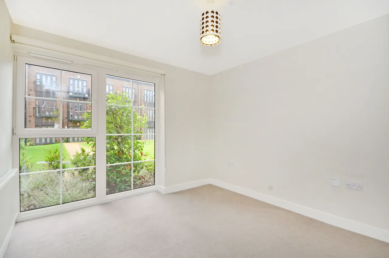 3 St Marthas Court, Gresham Park Road, Woking, photo 6