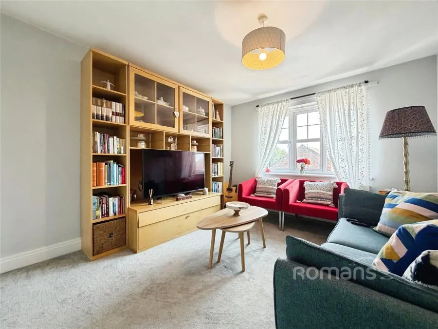 Keaver Drive, Frimley, GU16, photo 3