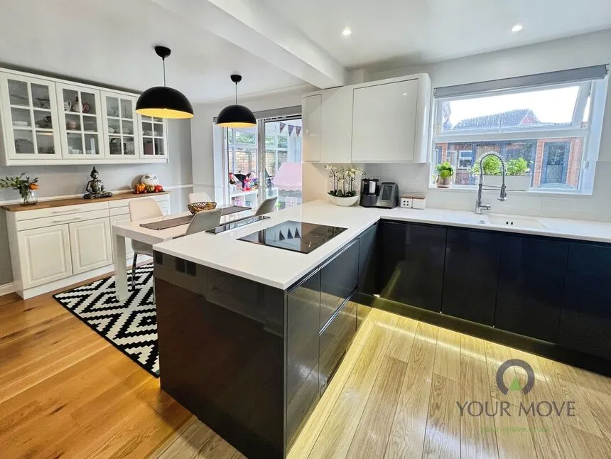 Mansion Drive, DY4, photo 3