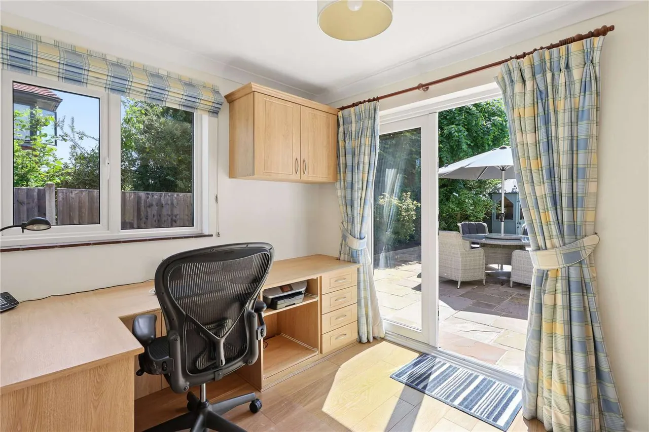 Lower Farm Road, Effingham, Leatherhead, Surrey, KT24 5JJ, photo 8
