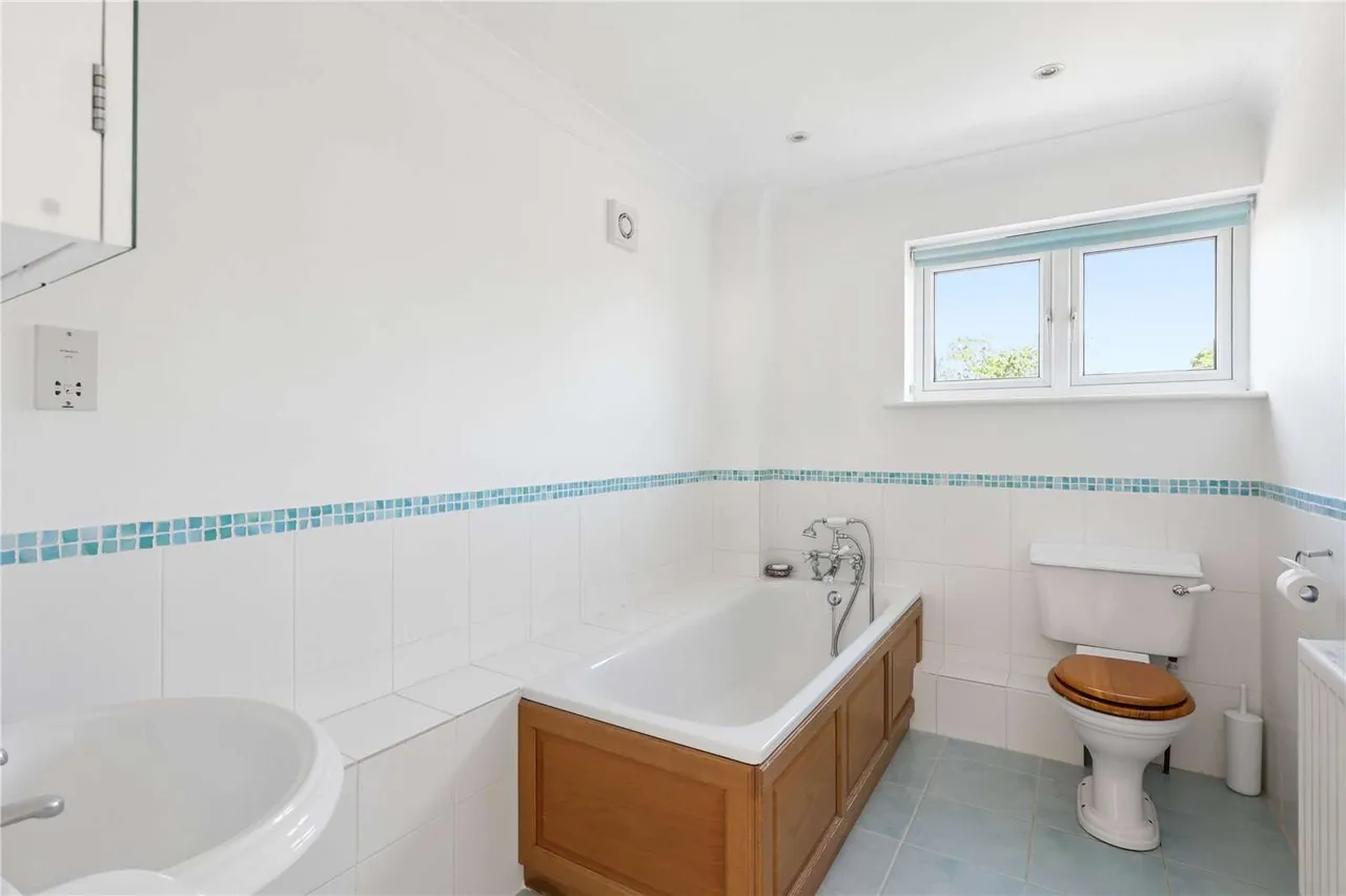Lower Farm Road, Effingham, Leatherhead, Surrey, KT24 5JJ, photo 11