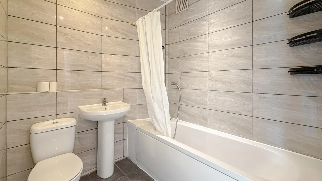 Central Parade Green Street, Enfield, Middlesex EN3 7HG, photo 6