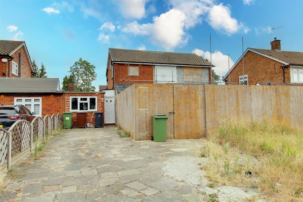 5 bed house for sale — Tiverton Road, Potters Bar EN6 5HY