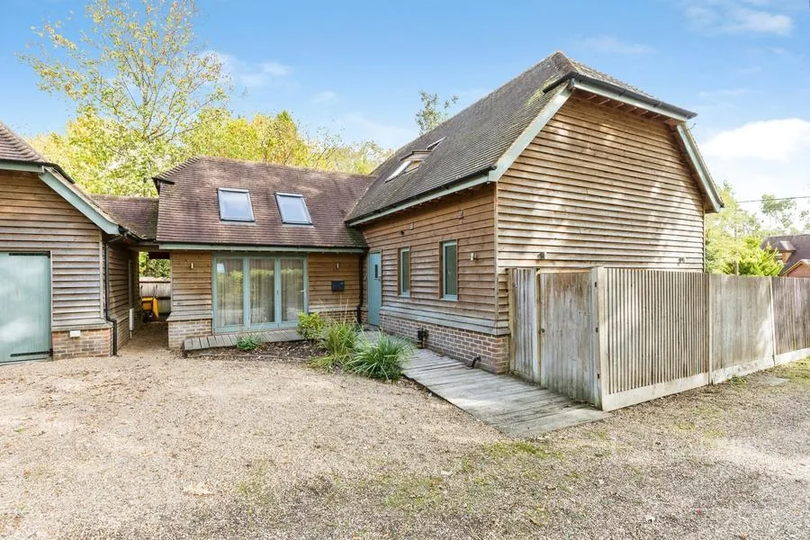 3 bed house to rent, The Drive, Ifold, RH14