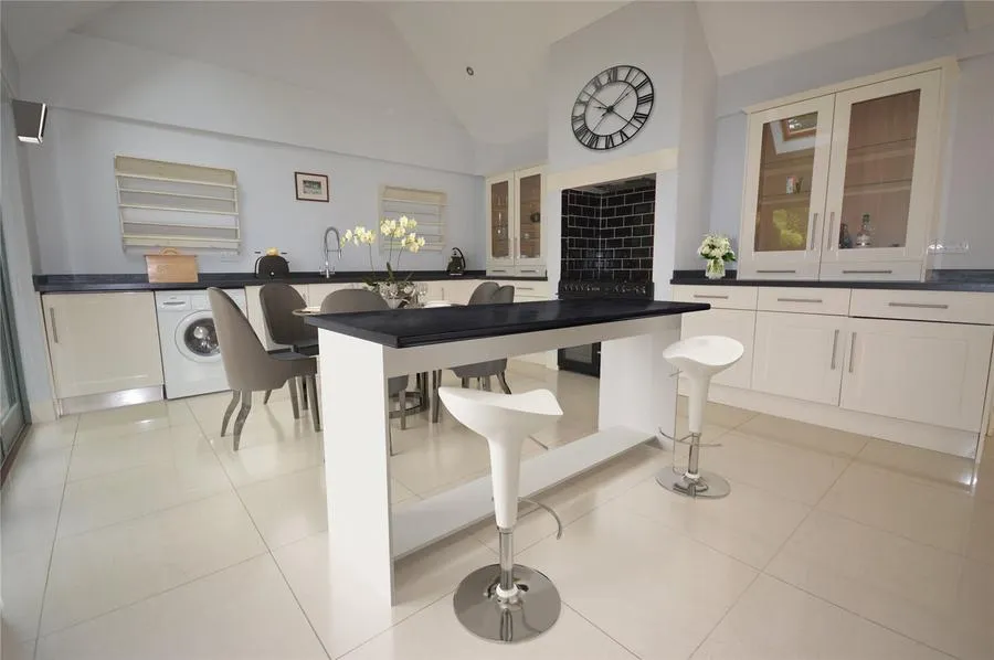 The Drive, Ifold, RH14, photo 2