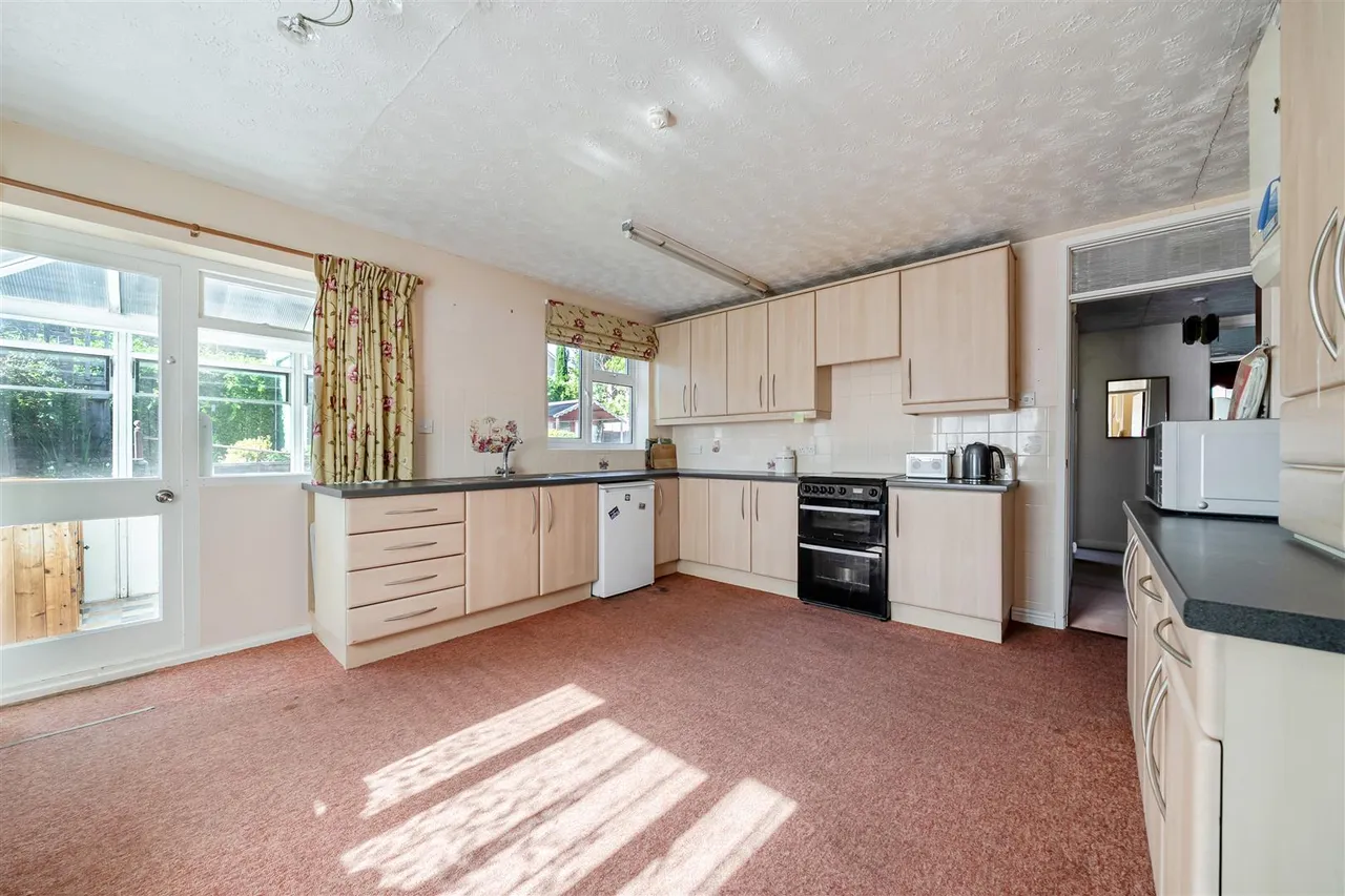 Riverside Drive, Chippenham, SN15, photo 3