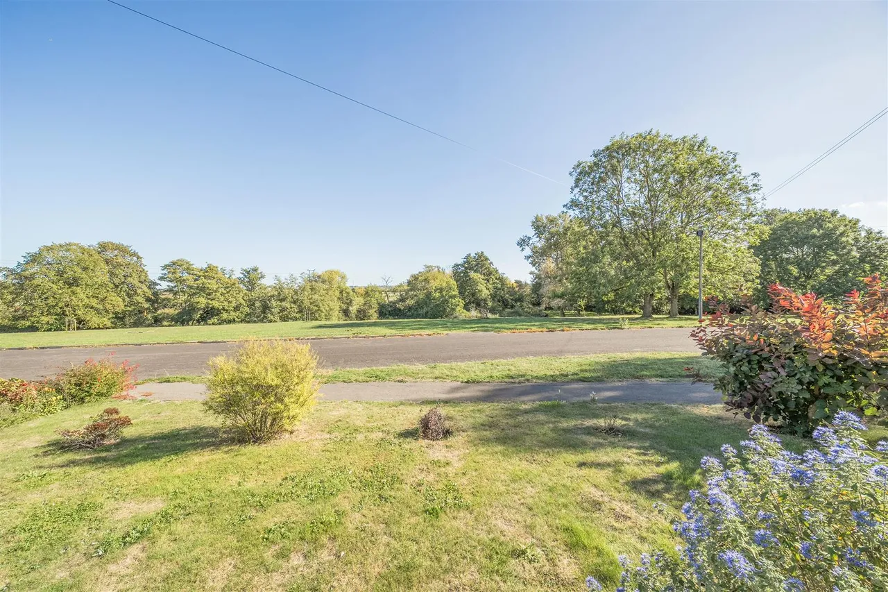 Riverside Drive, Chippenham, SN15, photo 2