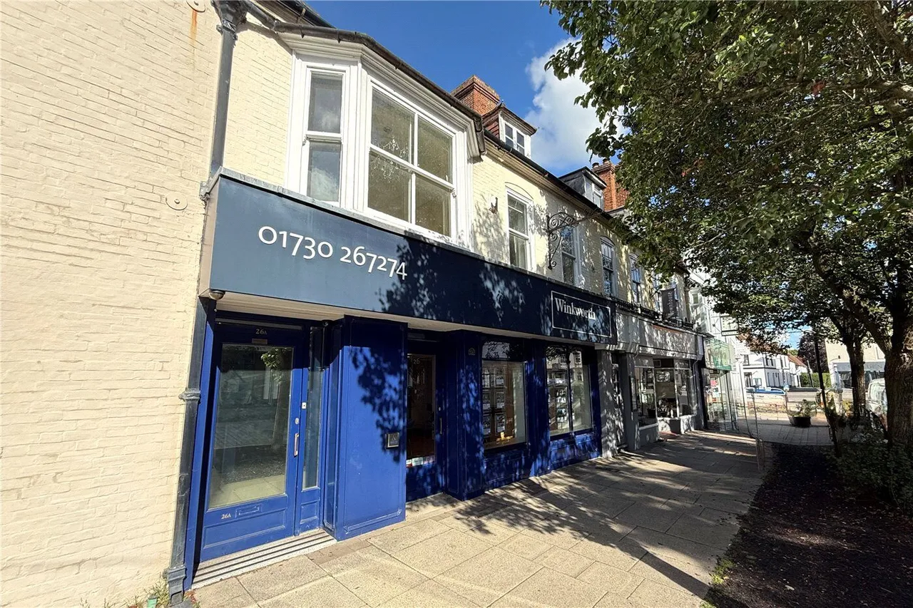 2 bed flat to rent, High Street, Petersfield, GU32