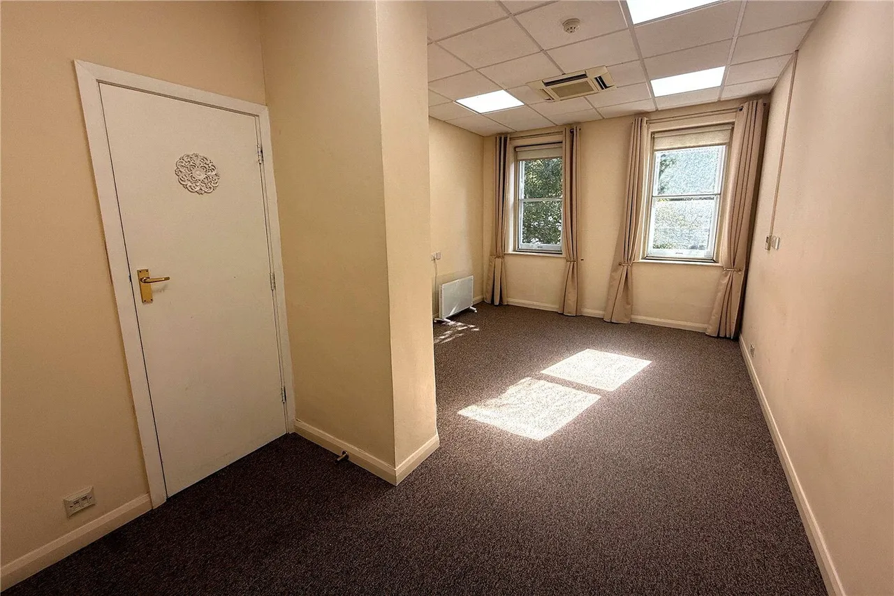 High Street, Petersfield, GU32, photo 5