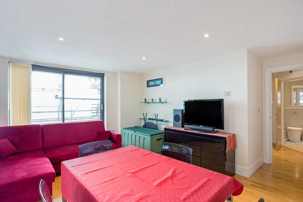 2 bed flat to rent — Chrisp Street, E14